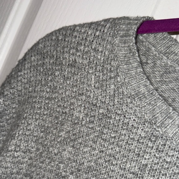 Gap women’s Gray Knit Sweater - Picture 3 of 10